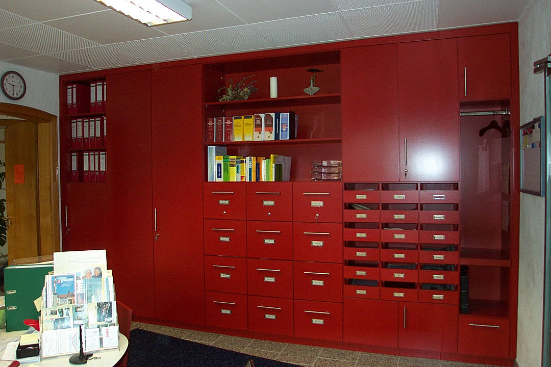 Büroaktenschrank in roten MDF Platten