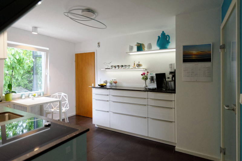 Weiß Hochglanz KüchenzeileSchubladenblock, Kühlschrank und Regale